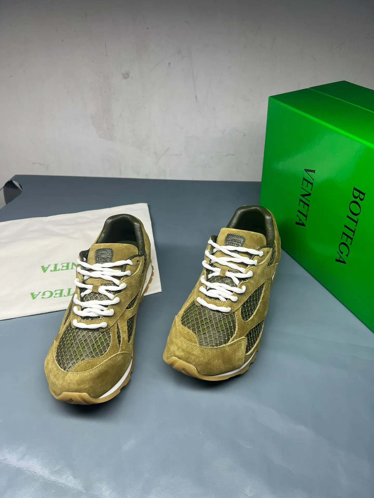 👟👟Ex-factory price 600👟👟 Men's size +10 Real photos 🔥🔥BV Orbit sneakers Wang Yibo's same style couple's dad shoes Runner sneakers, made of lightweight technical mesh fabric. Matched with geometric pattern designed rubber outsole, Wang Zha series high version. Look for the package technology. It is actually a lot taller, but the legs are still slim. Very nice, playable and durable. Matched to the standard💯 Package shoe technology. Look for the high version. The outsole is made of color-blocked TPU outsole. Women's model 35 36 37 38 39 40 41 42 (40 41 42 43 44 45 customized) (Customer logo can be accepted without refund or exchange at a favorable price) Equipped with original packaging